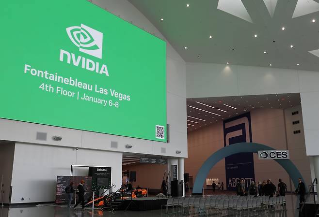 세계 최대 IT 전시회 CES 2026 개막을 앞둔 5일(현지시각) 미국 라스베이거스 컨벤션센터(LVCC)에 엔비디아 홍보 영상이 나오고 있다./연합뉴스