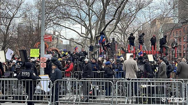 5일 뉴욕 맨해튼 남부연방법원 앞 공원에 마두로 대통령의 체포를 지지하고 반대하는 시위대들이 각각 모여 함성을 지르고 있다. 뉴욕=임우선 특파원