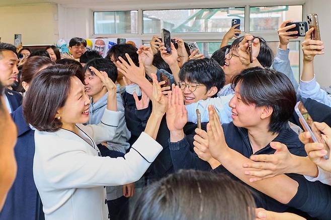 김혜경 여사가 6일(현지 시간) 베이징에 위치한 북경한국국제학교를 방문해 학생들과 인사하고 있다. 뉴시스