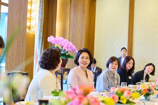 김혜경 여사가 6일(현지 시간) 중국 베이징 조어대에서 재중 한인 여성 활동가 초청 오찬 간담회를 하고 있다. (공동취재) 2026.01.06 뉴시스