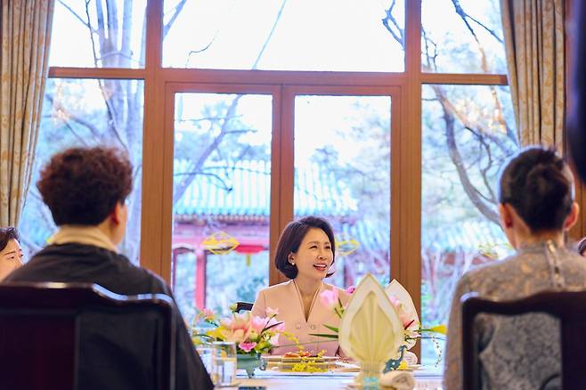 김혜경 여사가 6일(현지 시간) 중국 베이징 조어대에서 재중 한인 여성 활동가 초청 오찬 간담회를 하고 있다. (공동취재) 2026.01.06. 뉴시스