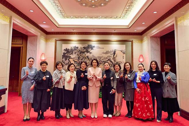 김혜경 여사가 6일(현지 시간) 중국 베이징 조어대에서 열린 재중 한인 여성 활동가 초청 오찬 간담회에서 참석자들과 기념촬영을 하고 있다. (공동취재) 2026.01.06. 뉴시스