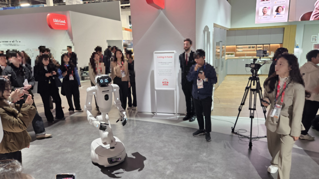 LG전자의 홈로봇 'LG 클로이드'가 5일(현지시간) 미국 라스베이거스 컨벤션센터(LVCC) LG전자 부스에서 동선을 안내하고 있다. 장우진 기자