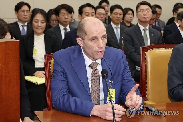 해롤드 로저스 쿠팡 임시대표가 지난 12월 31일 국회 과학기술정보방송통신위원회에서 열린 쿠팡 침해사고 및 개인정보 유출, 불공정 거래, 노동환경 실태 파악과 재발 방지 대책 마련을 위한 청문회에서 전날 답변 태도에 대해 지적하며 사과를 요구하자 항변하고 있다. [연합뉴스]