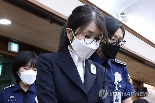 윤석열 전 대통령의 부인 김건희씨가 법정에 출석한 모습.<연합뉴스 자료사진>