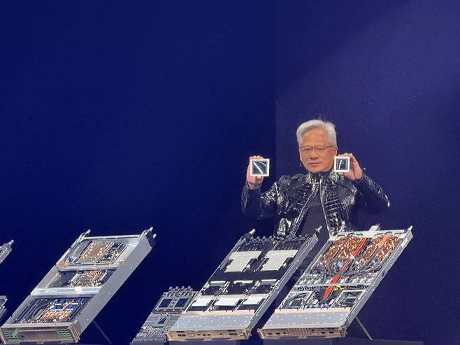 젠슨 황 엔비디아 CEO는 5일(현지시간) 세계 최대 가전·정보기술(IT) 전시회 CES 2026 개막에 앞서 미국 라스베이거스 퐁텐블로 호텔에서 진행한 특별연설에서 차세대 인공지능(AI) 칩인 '베라 루빈(베라 루빈 NVL72)' 실물을 공개했다. 사진=임수빈 기자