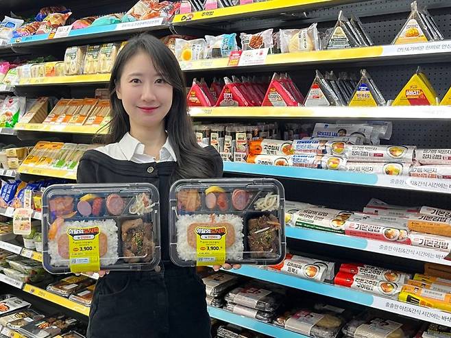 GS25 모델이 '이달의 도시락 1월 갓성비편' 상품을 소개하고 있다. GS리테일 제공