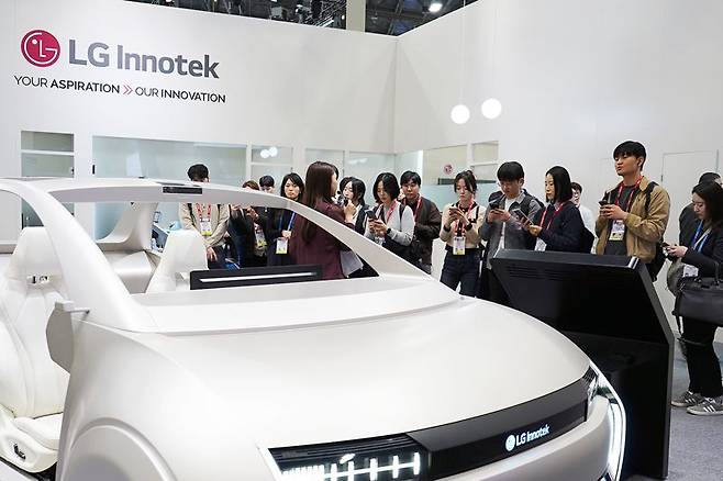 5일(현지시각) 국내 기자단이 LG이노텍 프리 부스투어(Pre-Booth tour)에 참여하고 있다. LG이노텍 제공