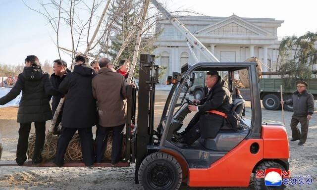 김정은 조선노동당 총비서 겸 국무위원장이 5일 “해외군사작전 전투위훈기념관” 건설장을 찾아 “승리 전통 교양의 중요한 사상적 거점이 또 하나 태어나게 됐다”고 말했다고 6일 노동신문이 보도했다. 지게차 위 빨간색 목도리를 한 이가 김정은 총비서의 딸 김주애양이다. 조선중앙통신 연합뉴스