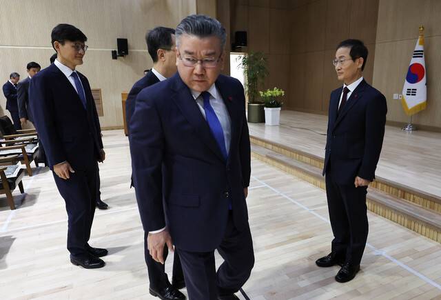 유병호 감사위원(가운데)이 지난 2일 서울 종로구 감사원에서 열린 김호철 신임 감사원장(맨 오른쪽) 취임식에서 인사를 마친 뒤 돌아서고 있다. 연합뉴스