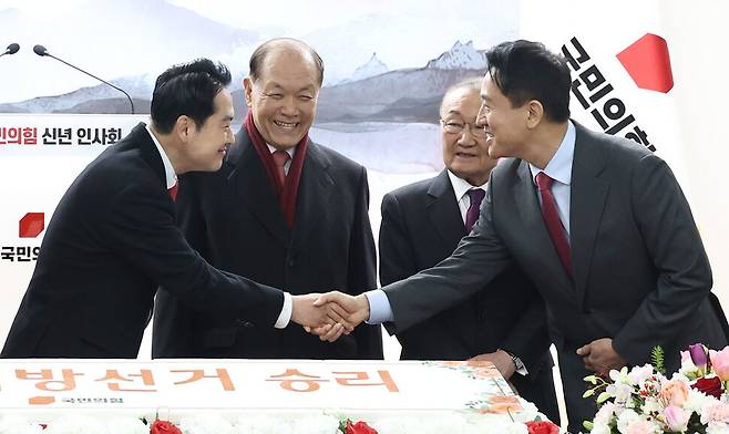 장동혁 국민의힘 대표(왼쪽)와 오세훈 서울시장이 2026년 1월1일 서울 여의도 국민의힘 당사에서 열린 신년인사회에 참석해 인사하고 있다. 한겨레 윤운식 선임기자 yws@hani.co.kr