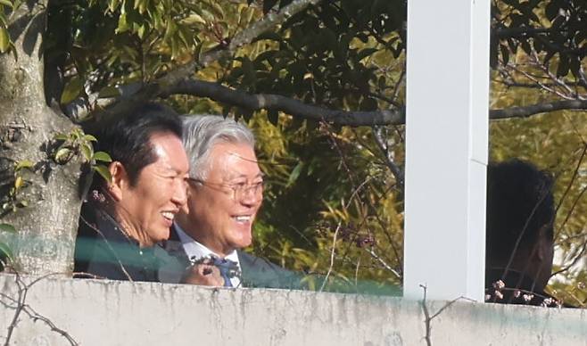 정청래 더불어민주당 대표(왼쪽)가 2026년 1월1일 오후 경남 양산시 하북면 평산마을 문재인 전 대통령 자택에서 문 전 대통령과 활짝 웃고 있다. 연합뉴스