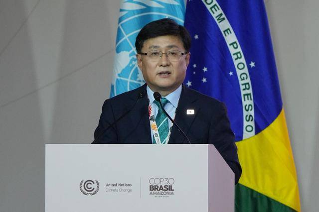 김성환 기후에너지환경부 장관이 지난해 11월 브라질 벨렝에서 열리고 있는 제30차 유엔기후변화협약 당사국 총회(COP30) 전체회의에서 연설하고 있다. 연합뉴스 자료사진
