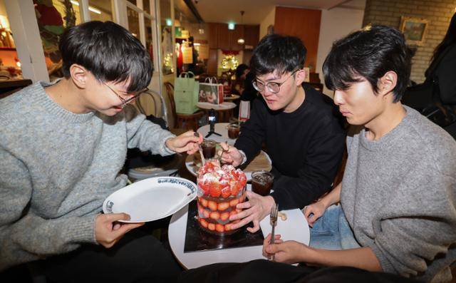 크리스마스를 이틀 앞두고 딸기시루가 출시된 지난달 23일 대전 중구 성심당 일대에서 케이크를 구매한 고객들이 맛을 보고 있다. 대구=뉴스1