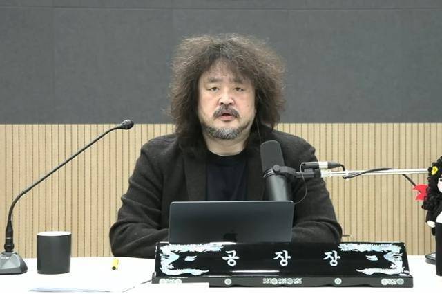 방송인 김어준이 겸손은힘들다뉴스공장에서 방송하고 있다. 겸공 캡처