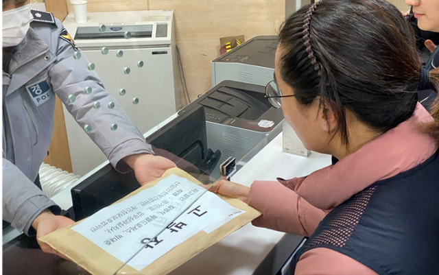 6일 민주노총 공공운수노조 관계자들이 서울 서대문구 경찰청에 김범석 쿠팡 이사회 의장을 비롯한 전현직 대표들에 대한 고발장을 제출하고 있다. 공공운수노조 제공