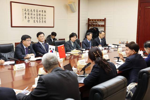 김성환(맨 왼쪽) 기후에너지환경부 장관이 6일 중국 국가임업초원국 청사에서 류궈홍 국가임원초원국장과 양자면담을 진행하고 있다. 기후부 제공