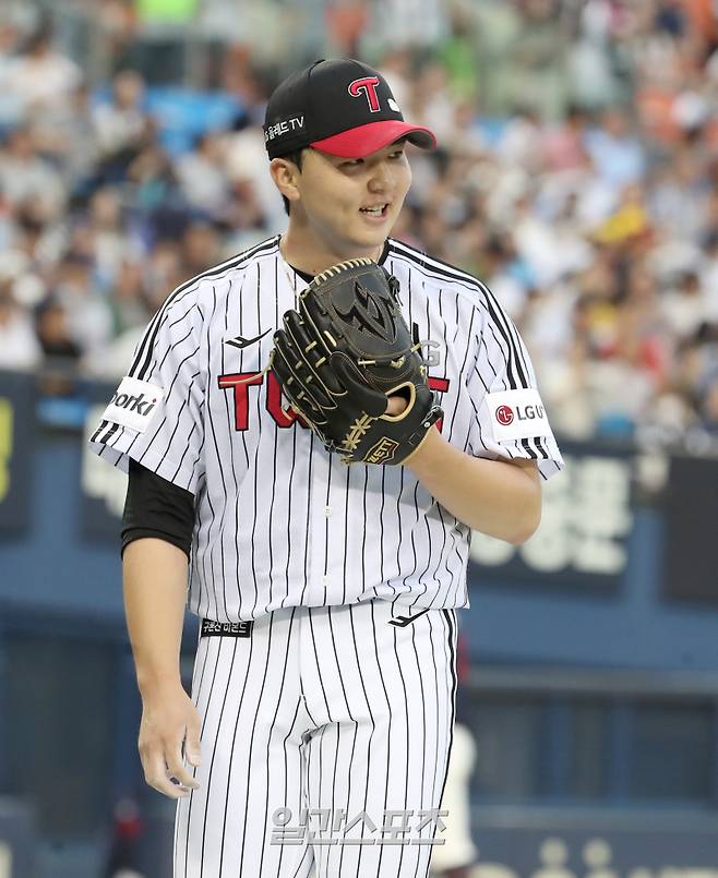 2023 KBO리그 롯데 자이언츠와 LG 트윈스의 경기가 30일 오후 잠실야구장에서 열렸다. LG 선발 이민호가 2회 1루수 오스틴이 2회 롯데 박승욱의 1루 땅볼을 병살로 처리하자 미소 짓고 있다. 잠실=정시종 기자 capa@edaily.co.kr /2023.05.30.