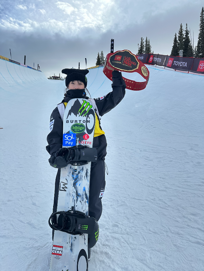 <yonhap photo-2137=""> 최가온, 스노보드 하프파이프 월드컵 2주 연속 우승 (서울=연합뉴스) 최가온(세화여고)이 국제스키연맹(FIS) 스노보드 월드컵 여자 하프파이프에서 2주 연속 정상에 올랐다. 최가온은 20일(한국시간) 미국 콜로라도주 코퍼마운틴에서 열린 2025~2026 FIS 스노보드 월드컵 여자 하프파이프 결선에서 94.50점을 받아 1위를 차지했다. 사진은 이날 우승을 차지한 뒤 기뻐하는 최가온. 2025.12.20 [올댓스포츠 제공. 재판매 및 DB 금지] photo@yna.co.kr/20251220 08:57:47/ <저작권자 ⓒ ㈜연합뉴스. 무단 전재 재배포 금지, AI 학습 및 활용 금지></yonhap>