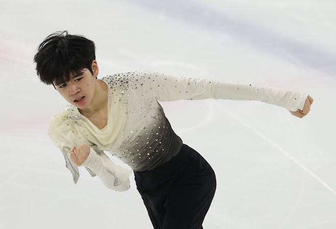 <yonhap photo-4772=""> 경기 펼치는 서민규 (서울=연합뉴스) 신준희 기자 = 30일 목동아이스링크에서 열린 2025 전국남녀 피겨스케이팅 회장배 랭킹대회 남자 싱글 프리스케이팅에 출전한 서민규가 경기를 펼치고 있다. 이번 대회는 2026 밀라노·코르티나담페초 동계올림픽에 나설 대표팀 선수(남자 2명·여자 2명)를 뽑기 위한 1차 선발전이다. 2025.11.30 hama@yna.co.kr/20251130 14:38:13/ <저작권자 ⓒ ㈜연합뉴스. 무단 전재 재배포 금지, AI 학습 및 활용 금지></yonhap>