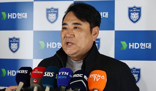 출사표 밝히는 김현석 울산HD 감독 (영종도=연합뉴스) 김인철 기자 = 김현석 울산HD 감독이 6일 인천국제공항 제2여객터미널에서 동계 전지훈련 출국에 앞서 인터뷰를 하고 있다. 2026.1.6 yatoya@yna.co.kr/2026-01-06 11:12:38/ 연합뉴스