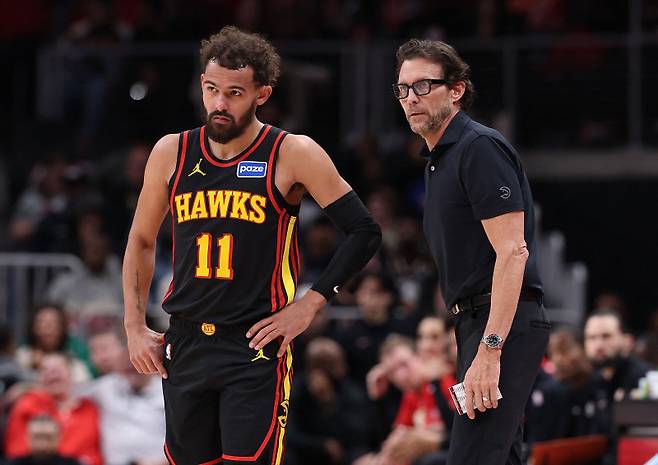 <yonhap photo-3014=""> ATLANTA, GEORGIA - DECEMBER 21: Head coach Quin Snyder and Trae Young #11 of the Atlanta Hawks converse against the Chicago Bulls during the third quarter at State Farm Arena on December 21, 2025 in Atlanta, Georgia. NOTE TO USER: User expressly acknowledges and agrees that, by downloading and or using this photograph, User is consenting to the terms and conditions of the Getty Images License Agreement. Kevin C. Cox/Getty Images/AFP (Photo by Kevin C. Cox / GETTY IMAGES NORTH AMERICA / Getty Images via AFP)/2025-12-22 09:11:05/ <저작권자 ⓒ 1980~2025 ㈜연합뉴스. 무단 전재 재배포 금지, AI 학습 및 활용 금지></yonhap>