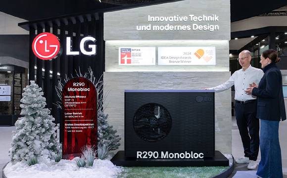 LG전자가 자연냉매(R290)를 적용한 히트펌프인 '써마브이 R290 모노블럭'을 소개하는 모습. [사진=LG전자]