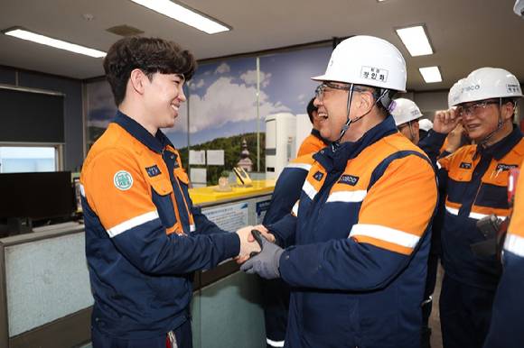 장인화 포스코그룹 회장이(오른쪽) 지난 2일 새해 첫 행보이자 현장경영의 일환으로 포항제철소를 찾아 임직원을 격려하고 있다. [사진=포스코그룹]