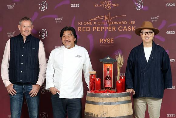 앤드류 샌드(왼쪽부터) 기원 위스키 마스터 디스틸러, 에드워드 리 셰프, 도정한 기원 위스키 대표가 지난달 16일 서울 홍대 라이즈호텔 사이드노트 클럽에서 열린 '기원 레드 페퍼 캐스크' 공개 행사에서 제품을 소개하고 있다. [사진=기원]