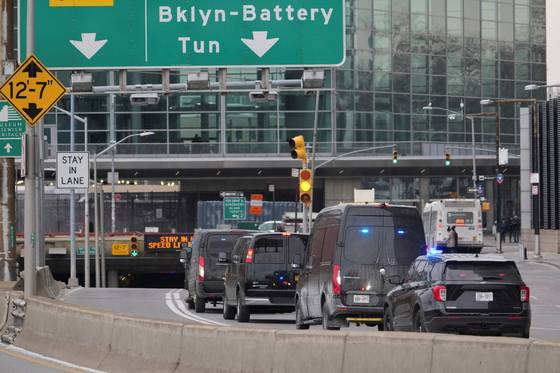 현지시간 5일 미국 뉴욕시에서 마약 테러, 공모, 마약 밀매, 자금 세탁 등 미국 연방 혐의로 기소된 베네수엘라 니콜라스 마두로 대통령의 차량 행렬이 맨해튼 연방 법원에서 기소 후 이동하고 있다. 로이터=연합뉴스