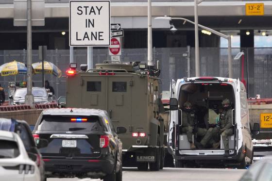 현지시간 5일 미국 뉴욕시에서 마약 테러, 공모, 마약 밀매, 자금 세탁 등 미국 연방 혐의로 기소된 베네수엘라 니콜라스 마두로 대통령의 차량 행렬이 맨해튼 연방 법원에서 기소 후 이동하고 있다. 로이터=연합뉴스