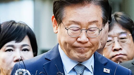 이재명 대통령이 민주당 대표 시절이던 2024년 11월 15일 오후 서울중앙지법에서 열린 공직선거법 위반 혐의 관련 1심 선고 공판을 마친 뒤 청사를 나서고 있다. 최기웅 기자