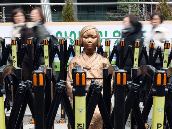 한일 위안부 합의 10년을 맞은 지난해 12월 28일 서울 종로구 옛 일본대사관 앞에 설치된 '평화의 소녀상'에 안전 펜스가 둘러싸여 있다. 뉴스1