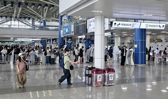 지난해 8월 19일 청주공항 여객청사 1층에서 여행객들이 탑승 수속을 위해 기다리고 있다. 김성태 객원기자