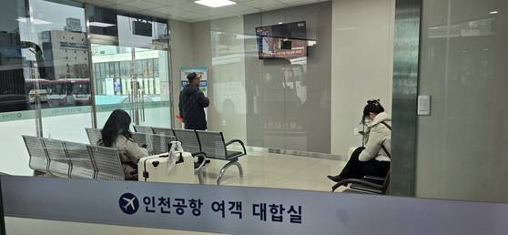 지난 4일 전주시외버스터미널 내 인천공항 여객 대합실에서 승객들이 버스를 기다리고 있다. 김준희 기자