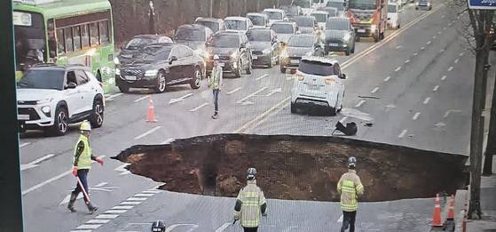 서울 강동구 명일동 대명초교사거리 인근에서 발생했던 대형 싱크홀 사고. [사진 강동구]