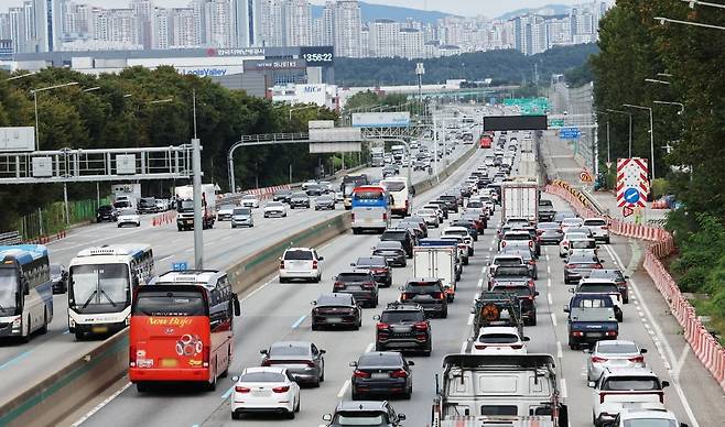 추석 연휴 마지막 날인 지난 10월 9일 경기 오산시 경부고속도로 오산IC 부근의 모습. 경부고속도로는 한국도로공사에서 관리하는 도로다. 연합뉴스