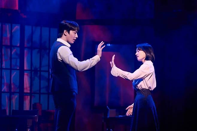 뮤지컬 '팬레터'에서 열연 중인 원태민 배우(왼쪽). ㈜라이브 제공
