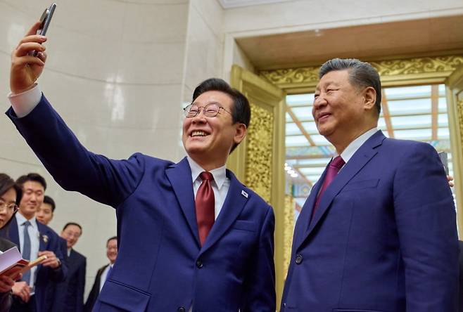 시진핑 중국 국가주석과 '셀카' 찍는 이재명 대통령. / 사진=이 대통령 X 캡처
