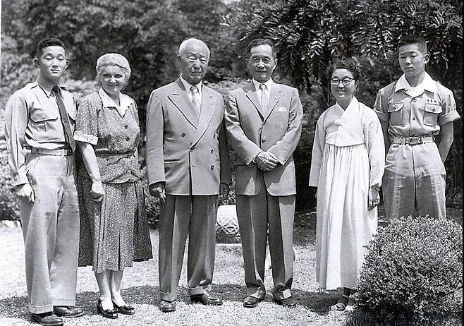 (왼쪽부터 남성만) 1957년 이강석, 이승만 대통령, 이기붕 민의원의장. / 사진=대한민국 정부 기록사진집