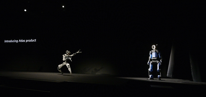 보스턴다이내믹스의 휴머노이드 로봇 ‘아틀라스 연구형 모델’이 5일(현지시간) 미국 라스베이거스 마리나베이 컨벤션센터에서 열린 CES 2026 미디어데이에서 ‘아틀라스 개발형 모델’을 소개하고 있다. 현대자동차그룹 제공