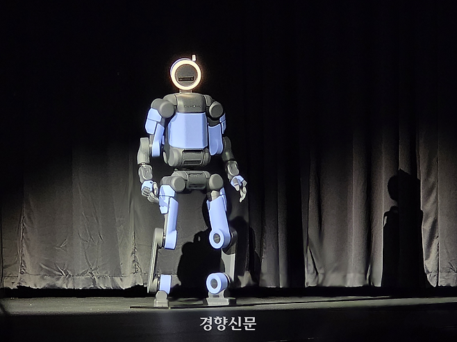 현대자동차그룹이 5일(현지시간) 미국 라스베이거스 만달레이베이 컨벤션센터에서 진행한 CES 2026 언론간담회에서 휴머노이드 로봇인 ‘차세대 전동식 아틀라스 개발형 모델’의 모형을 공개했다. 오동욱 기자