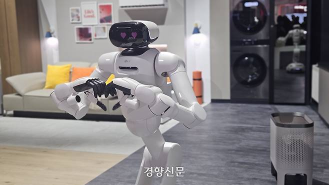 LG전자가 CES 2026 개막 전날인 5일(현지시간) 미국 라스베이거스에서 공개한 홈 로봇 ‘클로이드’의 모습. 취재진을 향해 손과 눈으로 하트를 날리자 “귀엽다”는 반응이 터져나왔다. 최민지 기자
