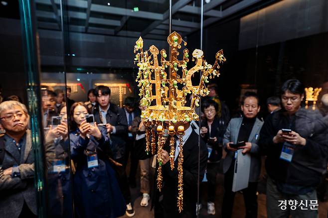 경북 경주 국립경주박물관에서 신라 금관 6점을 한자리에 모은 특별전 ‘신라 금관, 권력과 위신’이 관람객들의 발길을 끌고 있다. 이준헌 기자