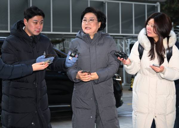 이혜훈 기획예산처 장관 후보자가 6일 서울 중구 예금보험공사에 마련된 인사청문회 준비 사무실로 출근하며 취재진 질문에 답하고 있다. 사진은 기사 내용과 직접적인 관련이 없음. 연합뉴스