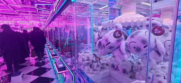 부산 중구 광복로의 한 인형뽑기방이 인파로 북적이고 있다.  백창훈 기자