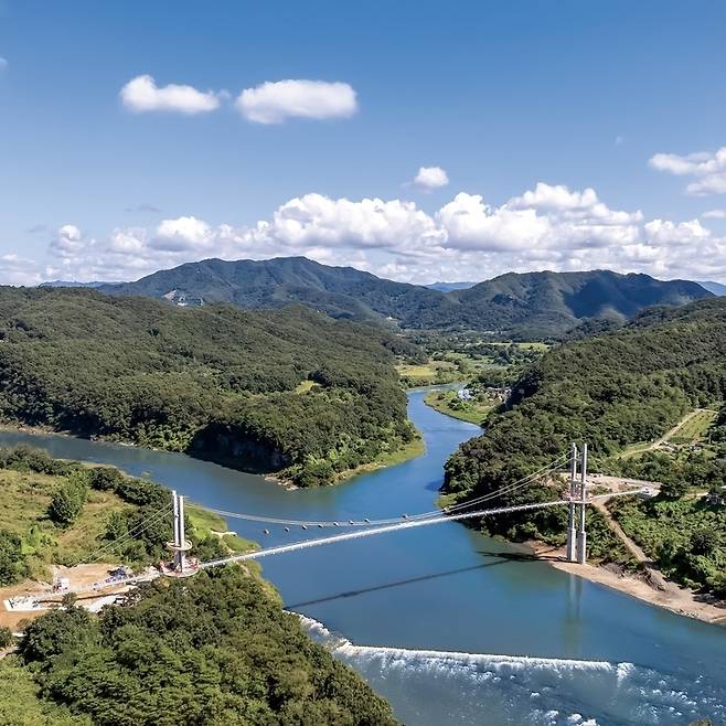 A suspension bridge completed on Dec. 1, 2025, is seen at the confluence of the Hantan River and the Yeongpyeong Stream in Yeoncheon-gun, Gyeonggi Province. (Yeoncheon-gun)