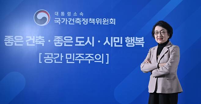 Kim Jin-ai, chief commissioner of the Presidential Commission on Architecture Policy, poses for a photo during an interview with The Korea Herald, Dec. 22 (Im Se-jun/The Korea Herald)