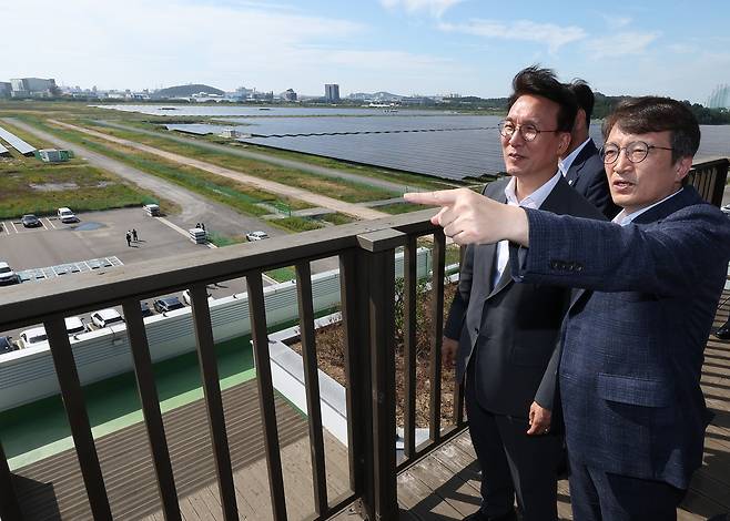 Prime Minister Kim Min-seok, right, visits the Saemangeum project site in Gunsan, North Jeolla, on Sept. 3, 2025, to inspect a land-based solar power complex. [YONHAP]