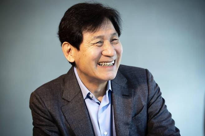 The late actor Ahn Sung-ki speaks during an interview with the JoongAng Ilbo in Gwanghwamun in central Seoul on Sept. 28, 2021. [JOONGANG ILBO]